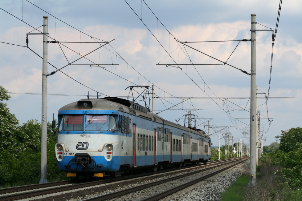 451 057-4