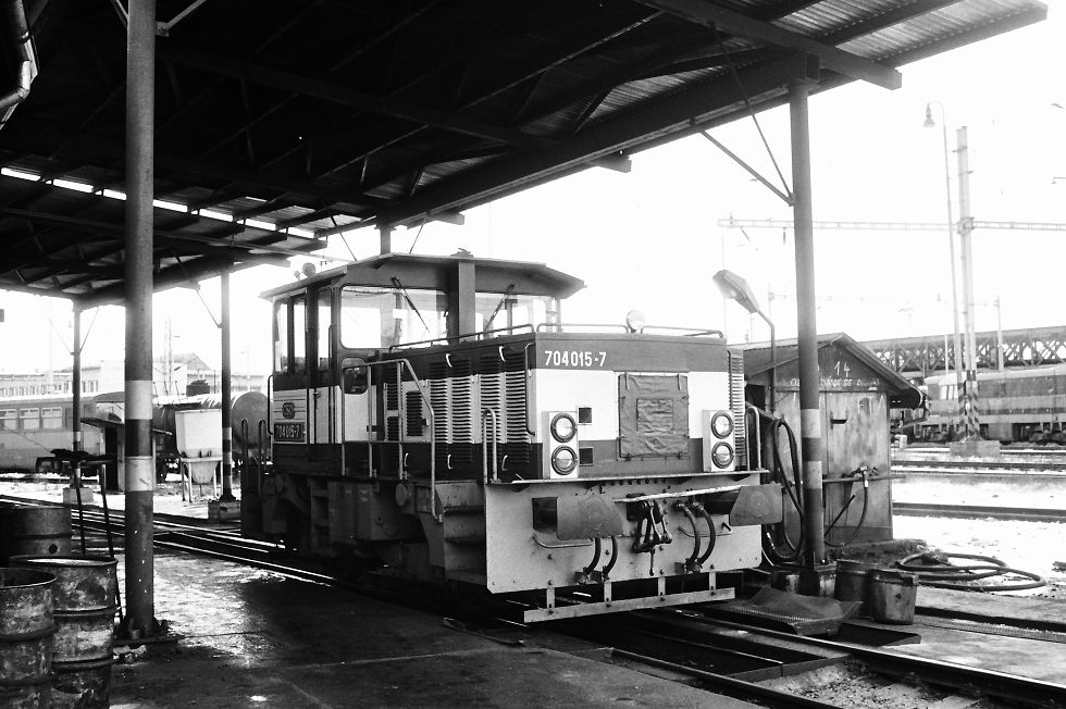 704 015-7