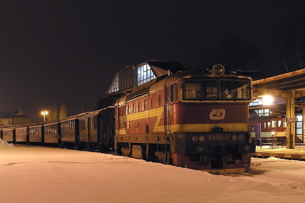 754 086-7