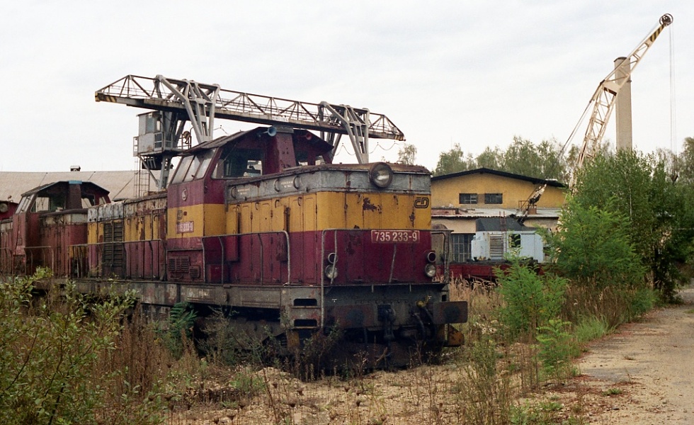 735 233-9