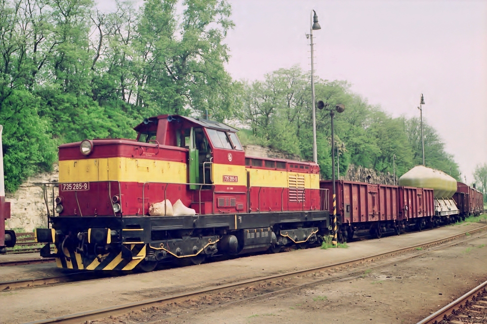 735 285-9