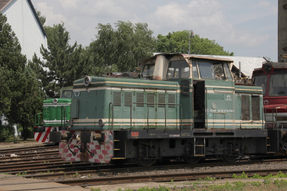 710 030-8