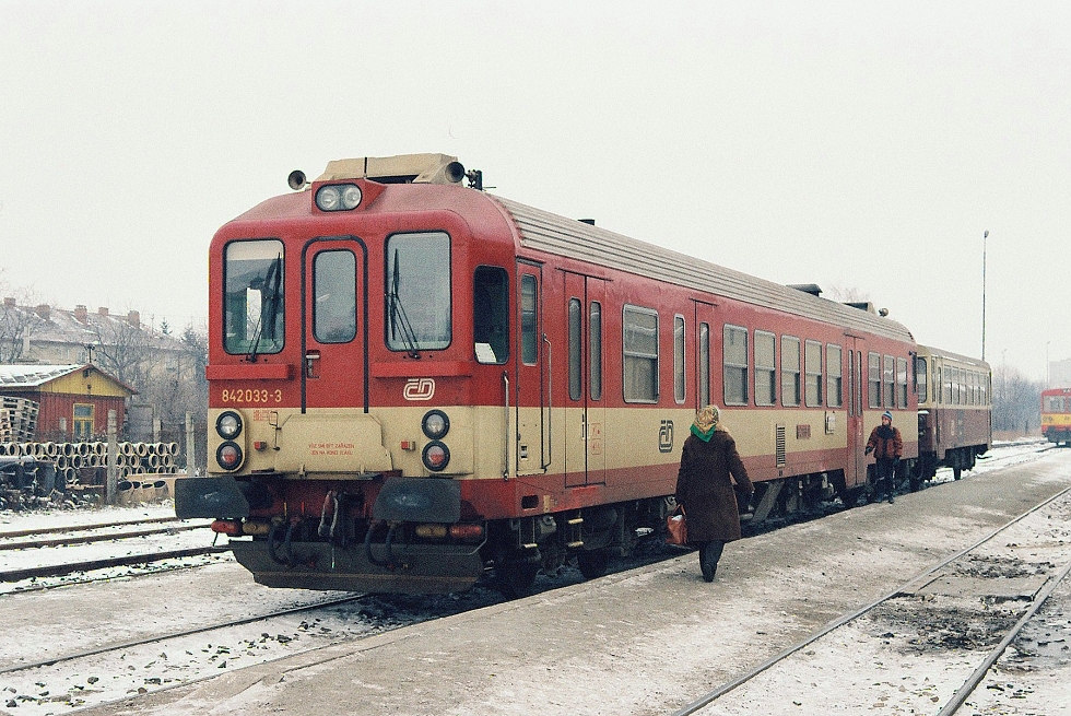 842 033-3