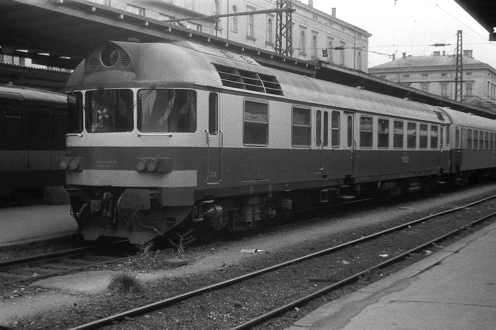 853 030-5
