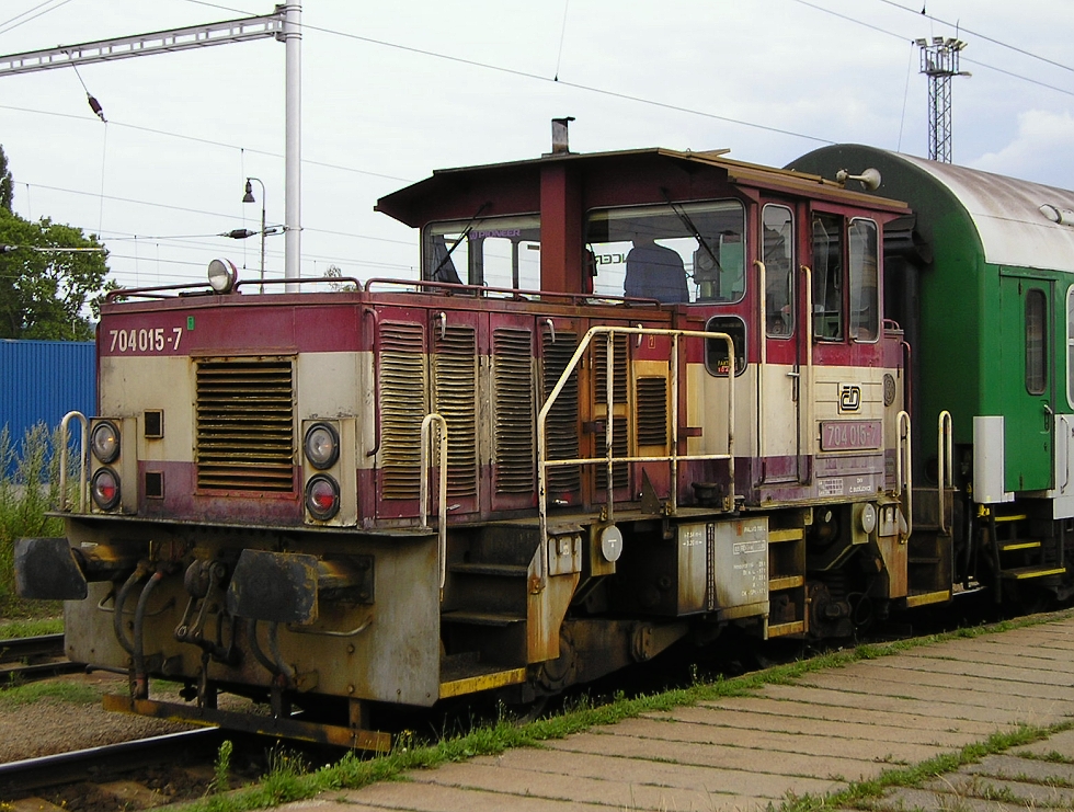 704 015-7