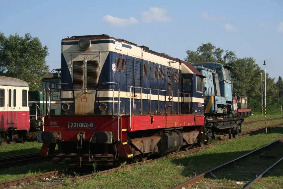 721 062-8