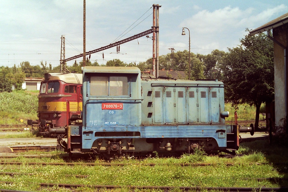 700 076-3