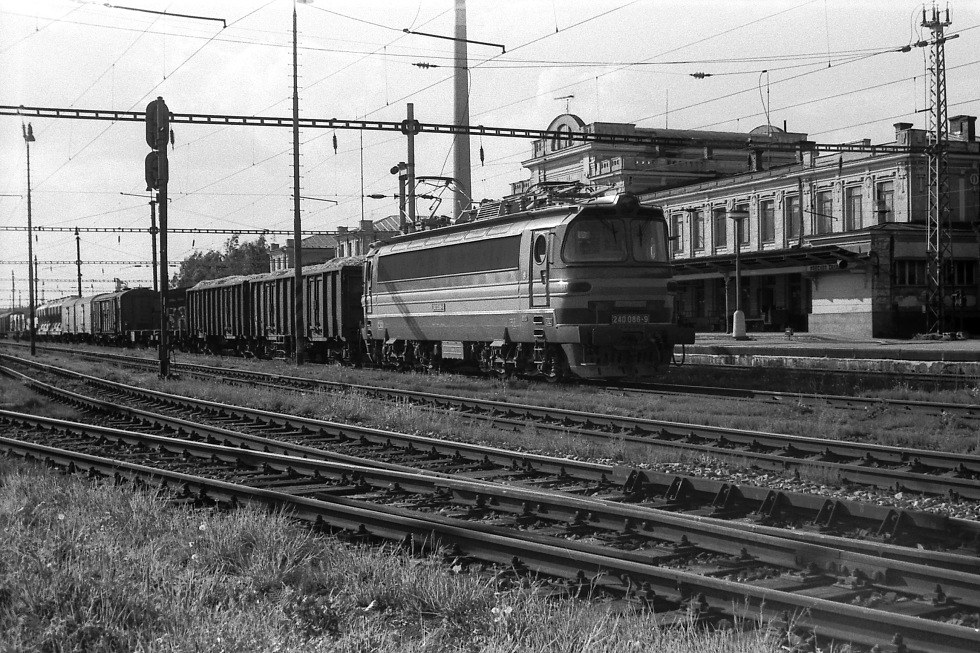 240 086-9