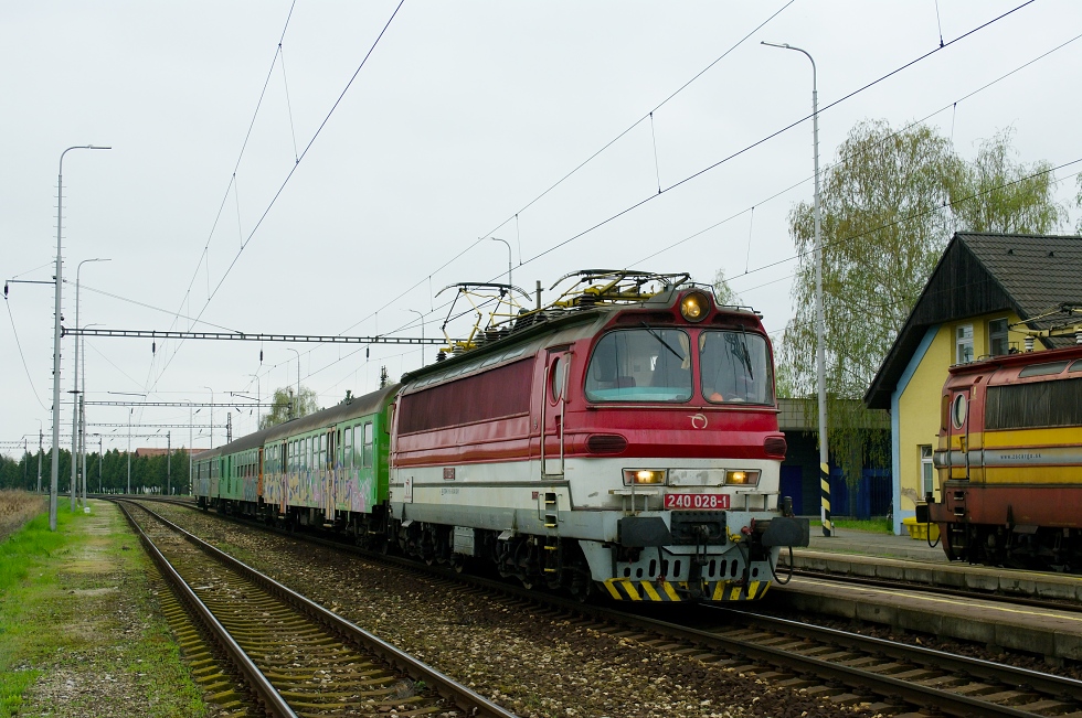 240 028-1
