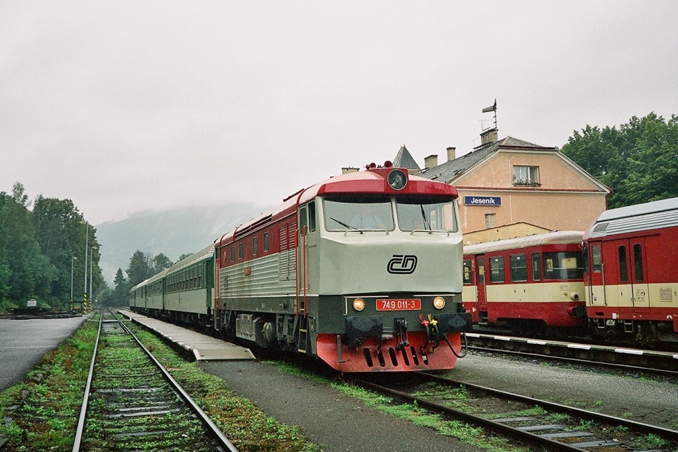 749 011-3