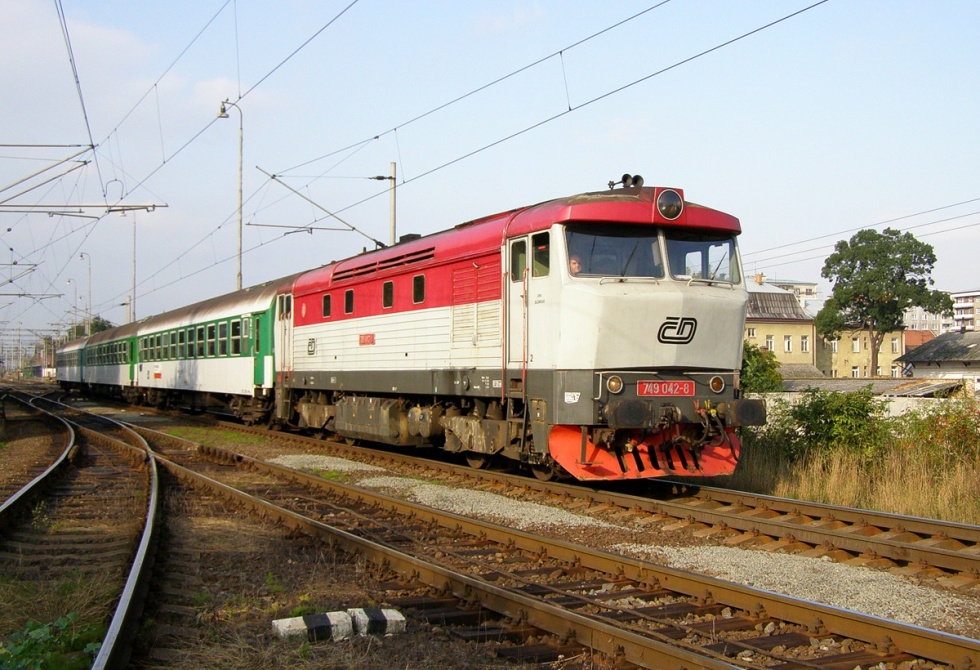 749 042-8