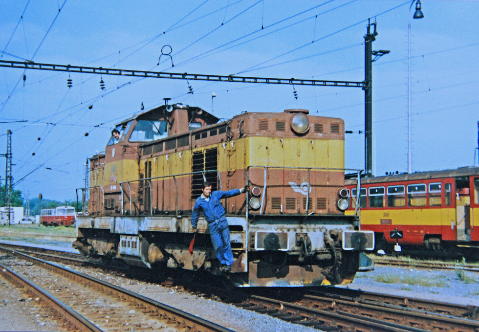 735 040-8
