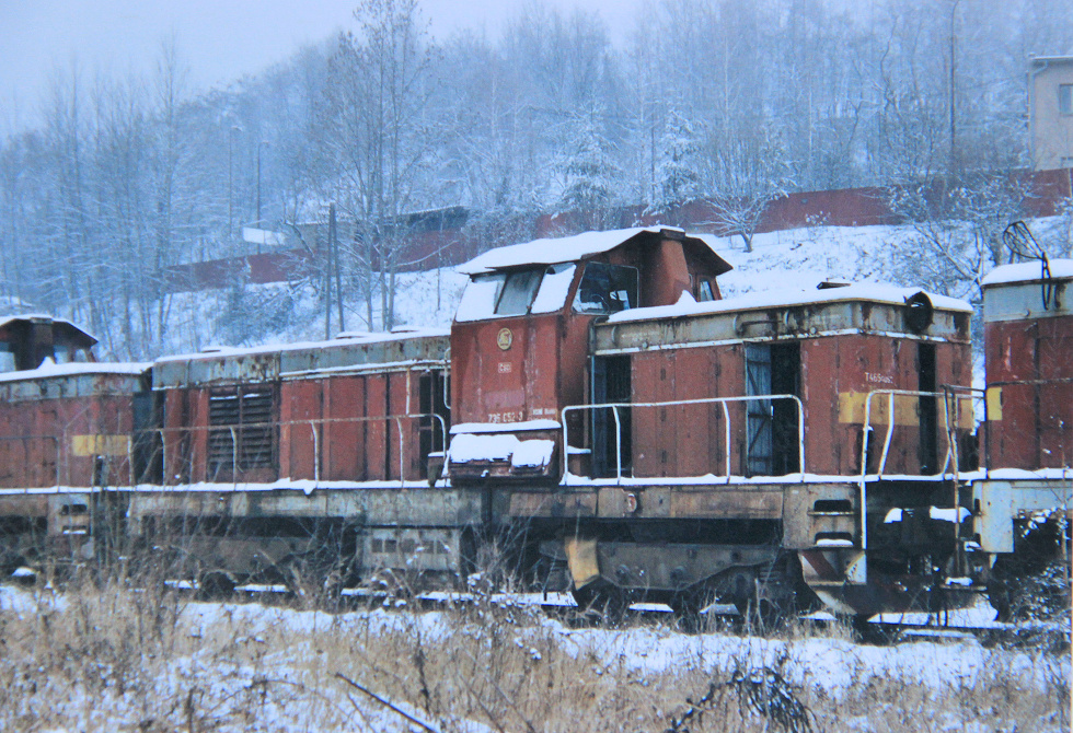 735 052-3