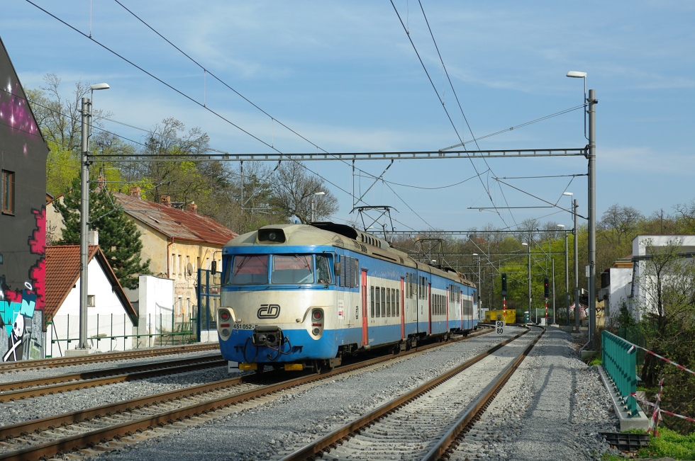 451 052-5