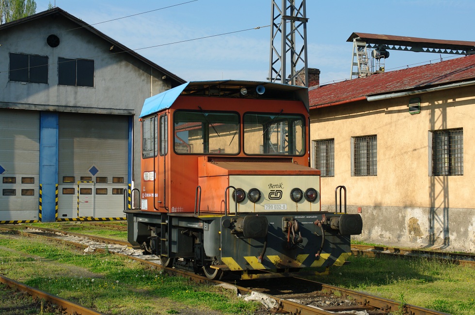 799 032-8