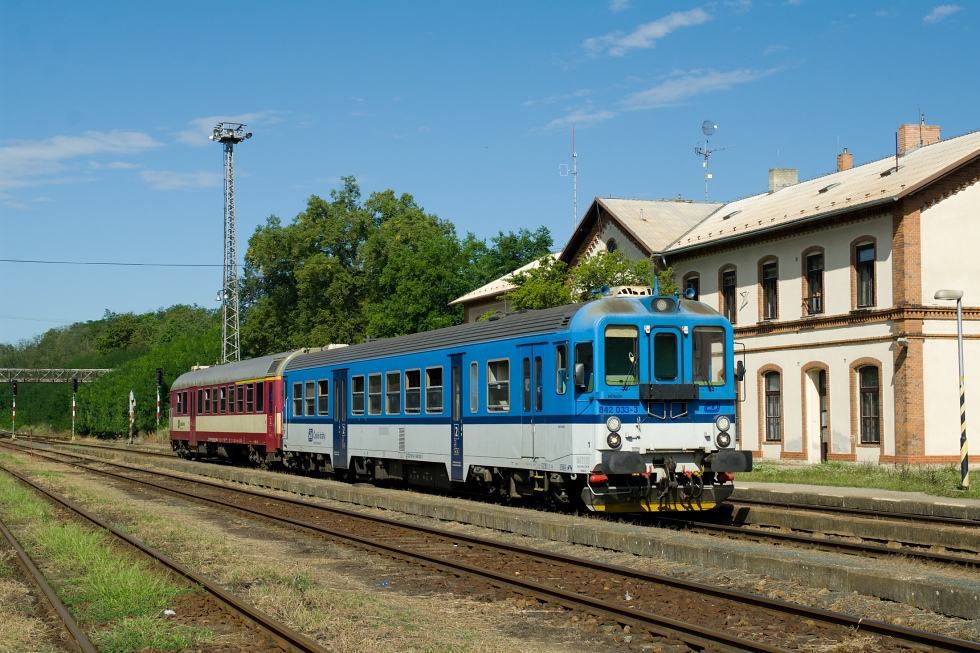 842 033-3