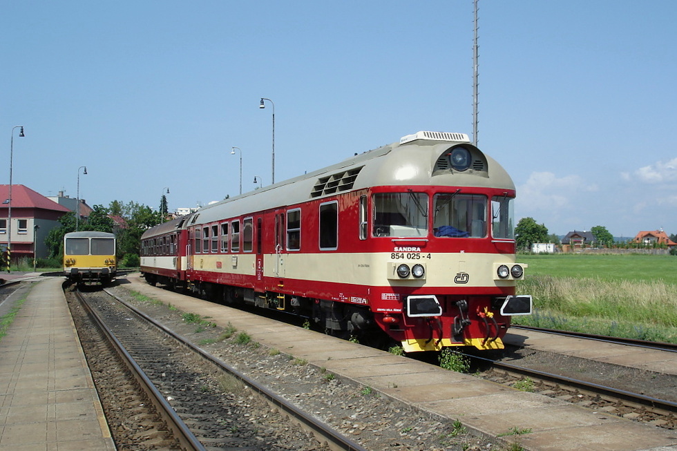 854 025-4