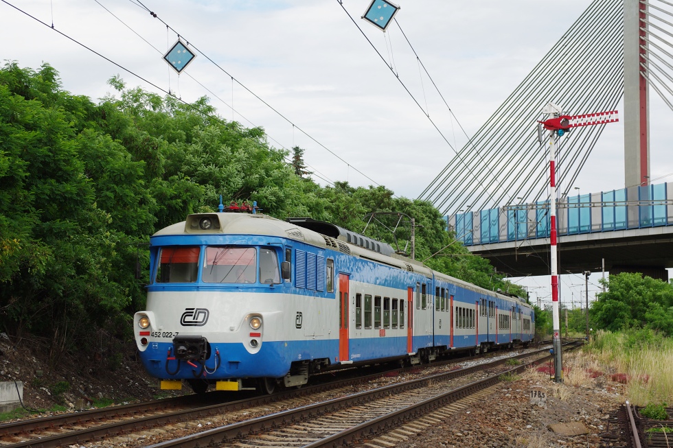 452 022-7