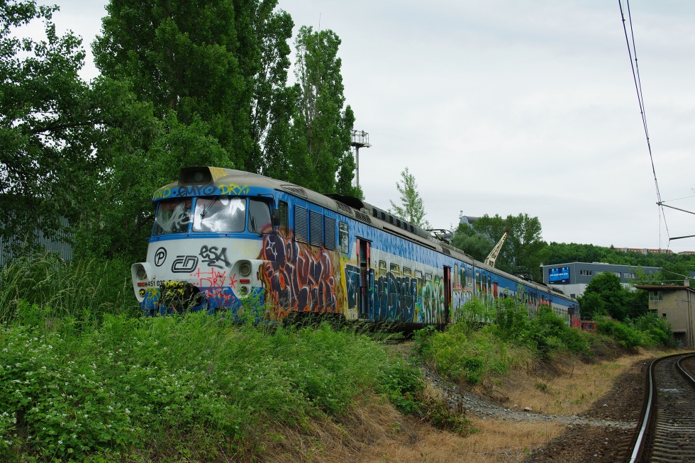 451 033-5