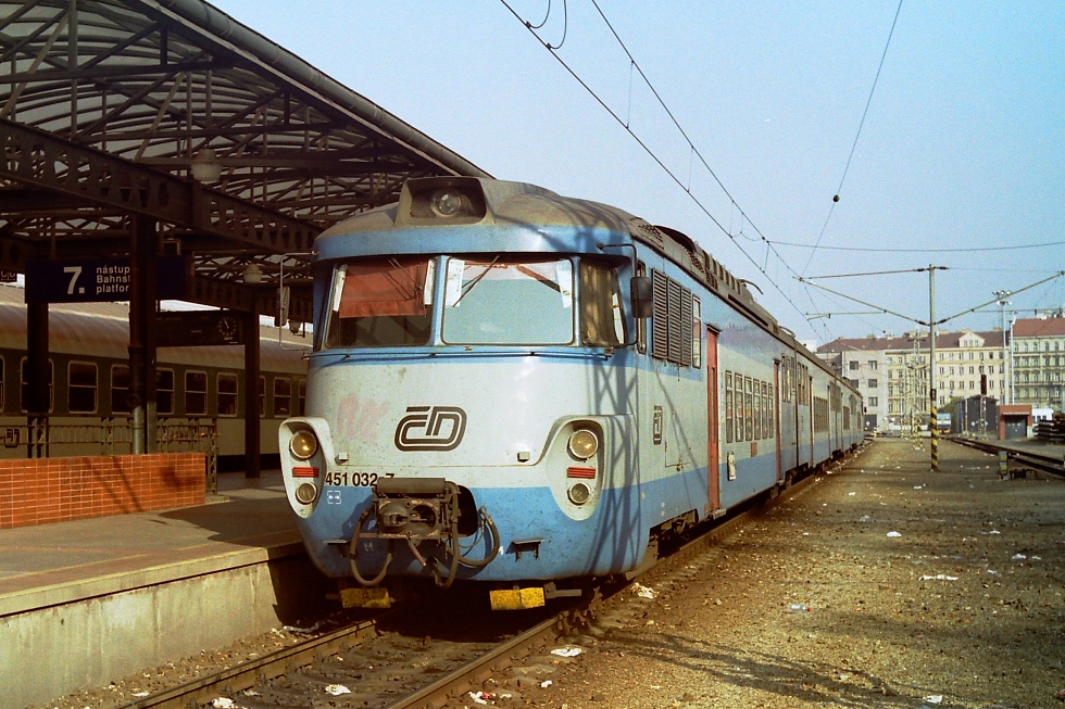451 032-7