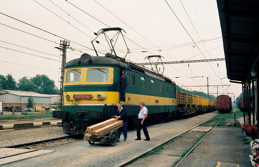 182 157-8