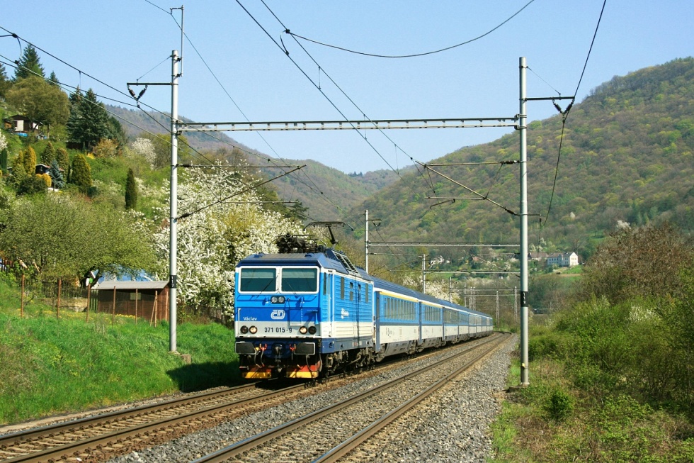 371 015-9