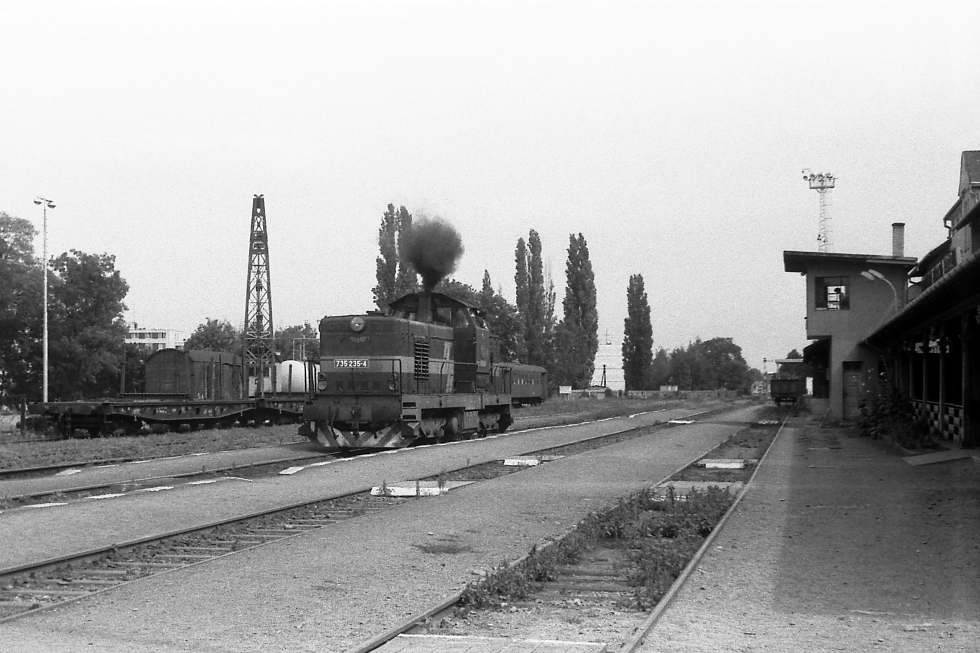 735 235-4