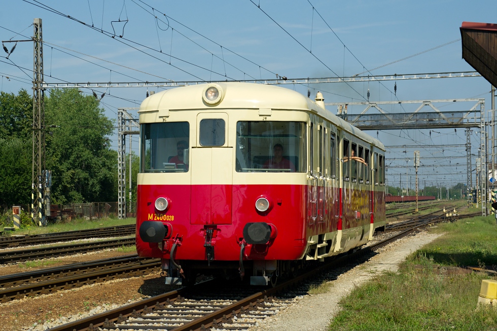 820 028-9