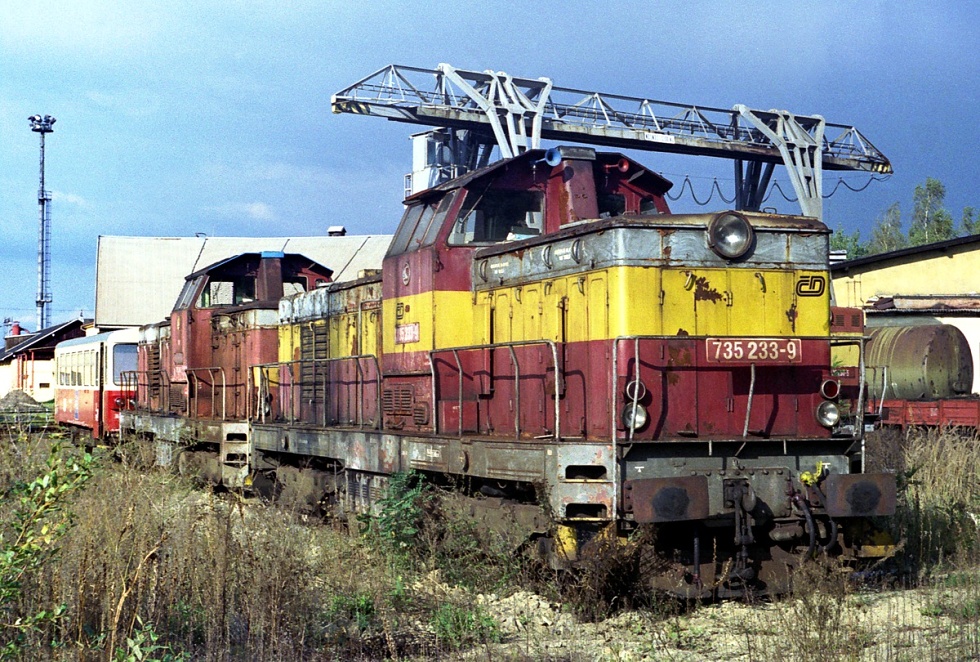 735 233-9