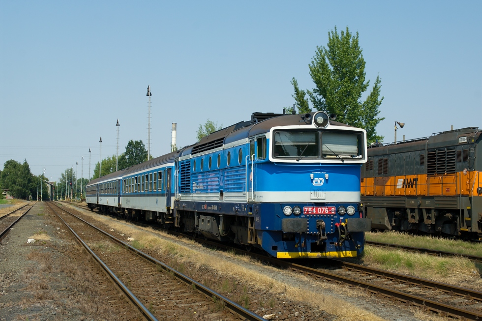 754 076-8