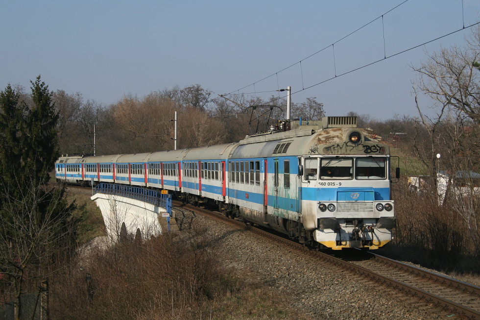 560 025-9