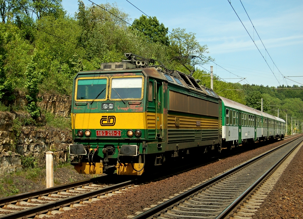 163 251-2