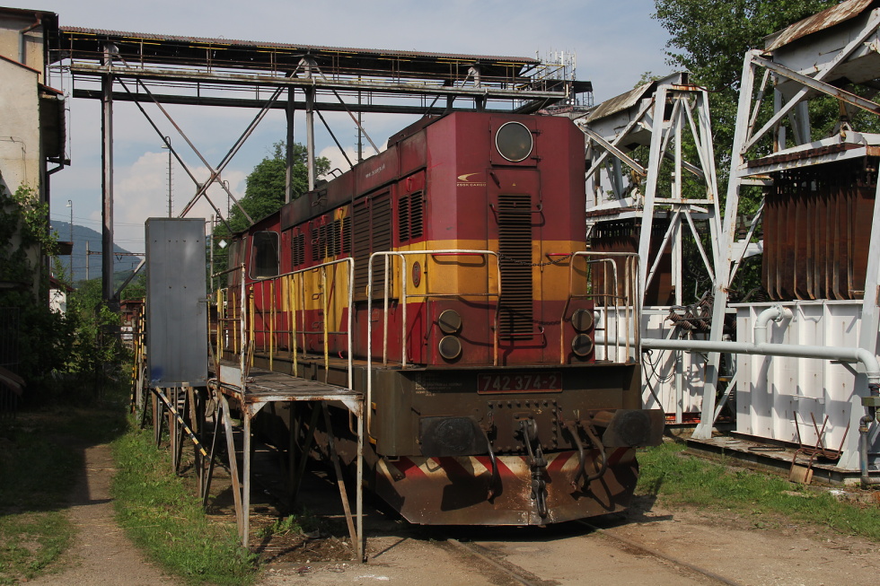 742 374-2