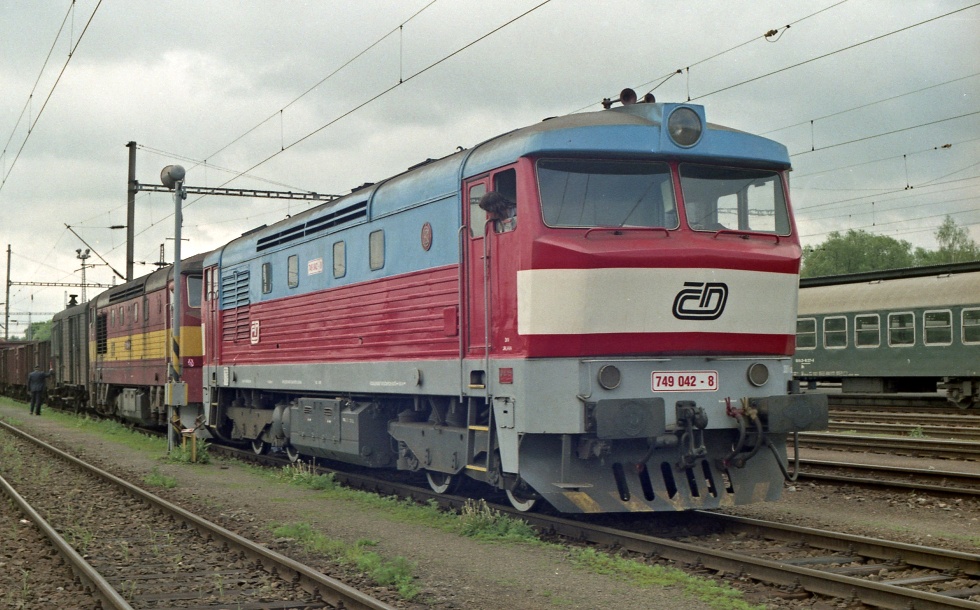 749 042-8