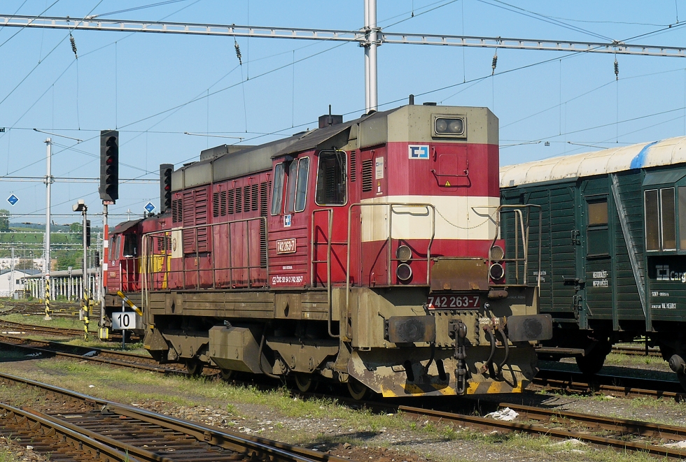 742 263-7