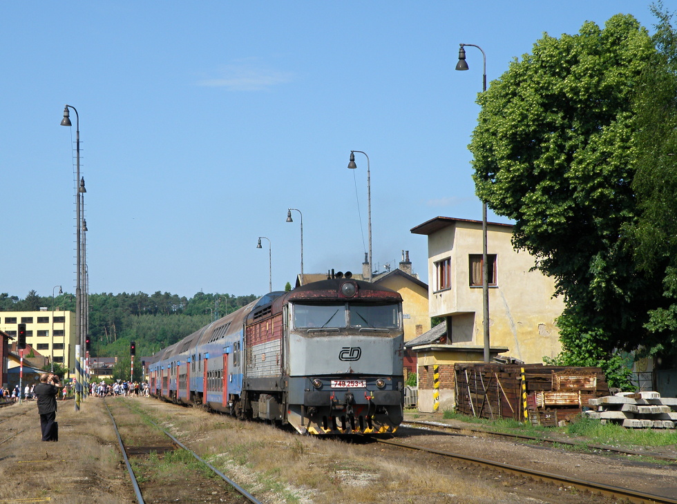 749 253-1