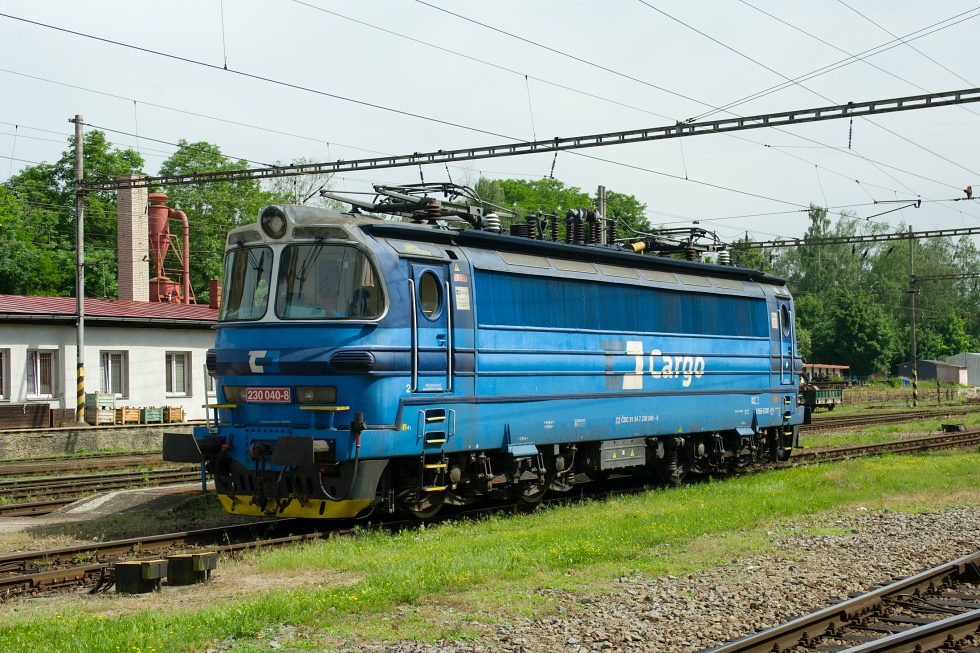 230 040-8