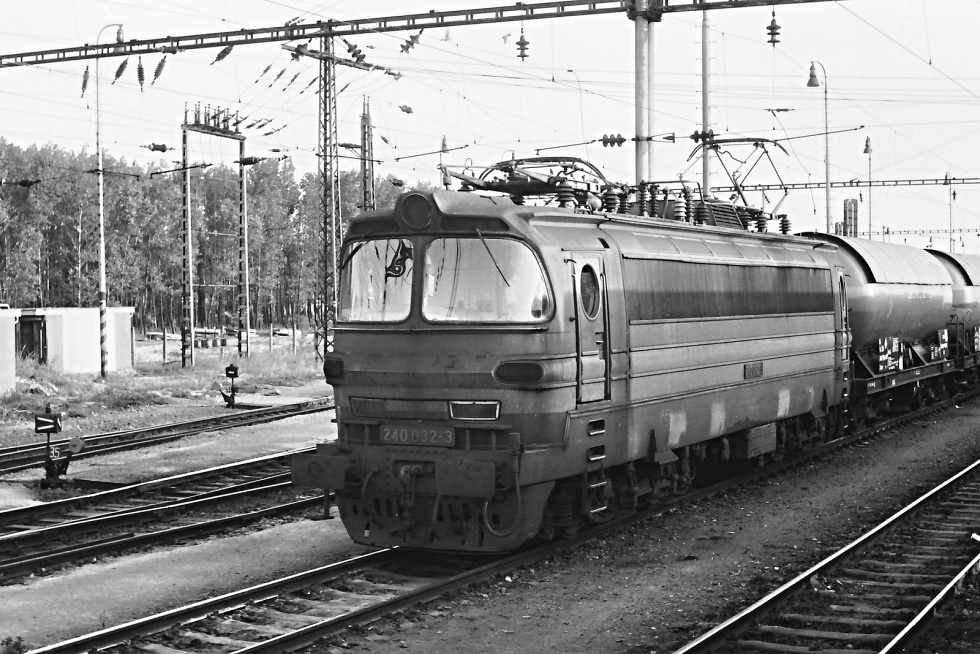 240 032-3