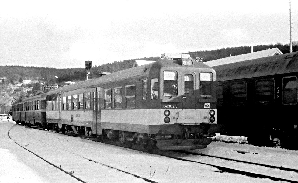 842 032-5