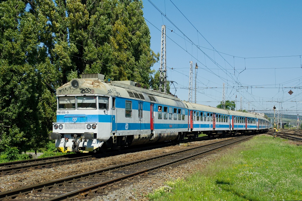 560 025-9