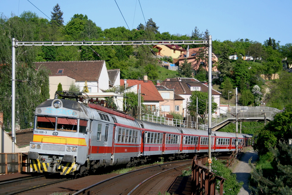 560 028-3