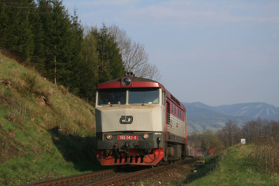 749 042-8