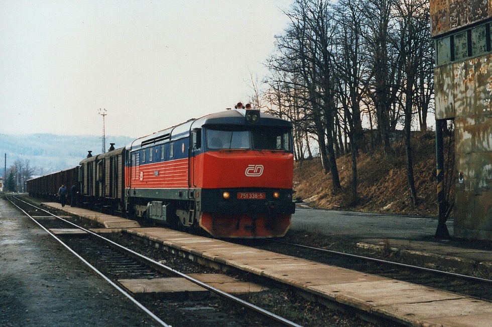 751 338-5