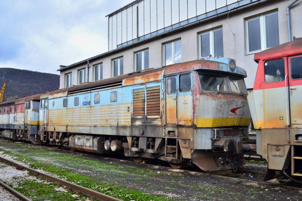 752 027-3