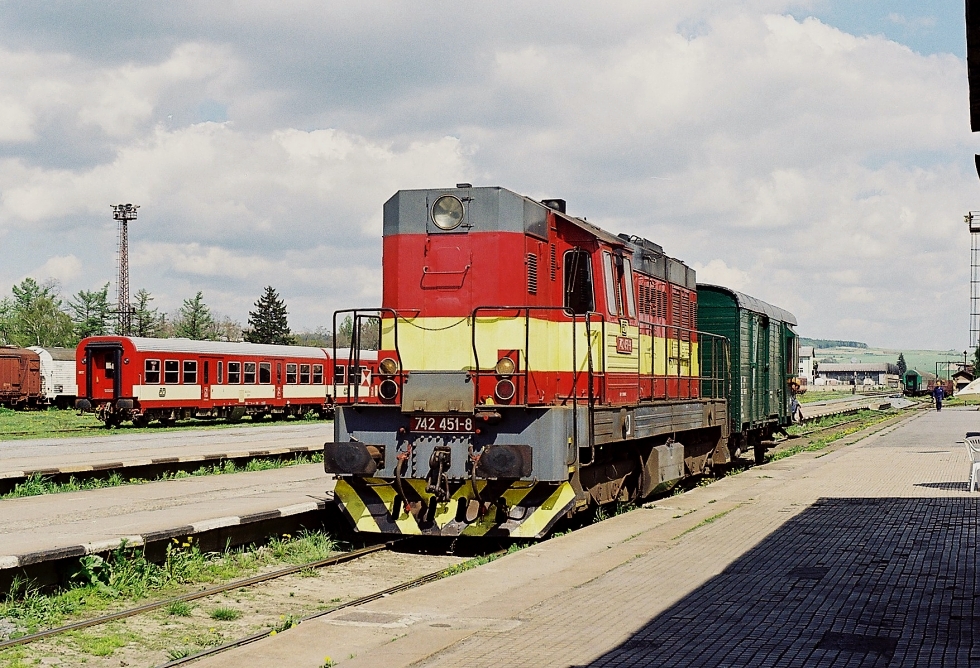 742 451-8