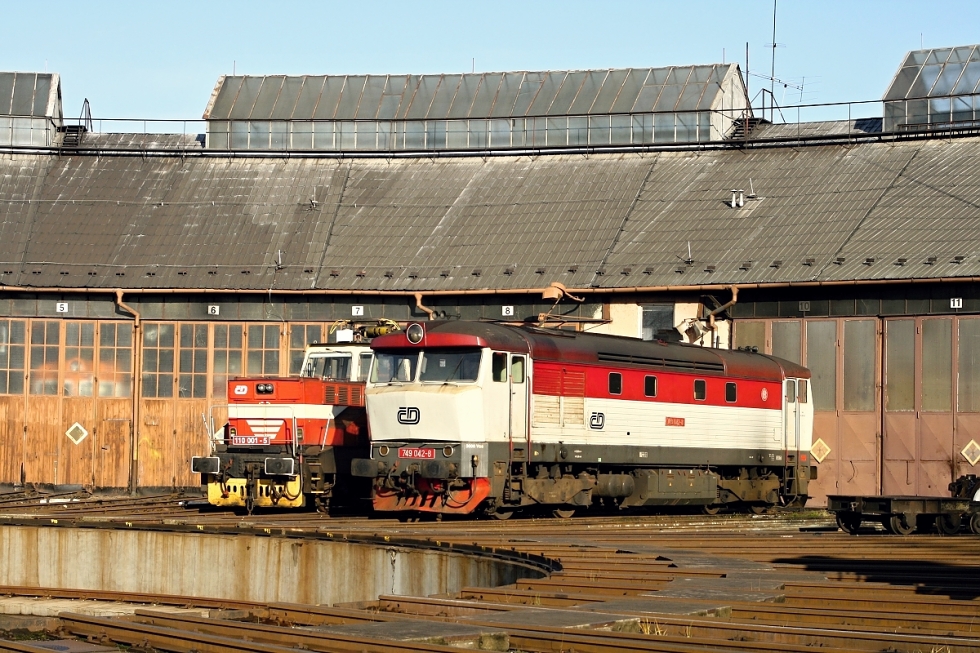 749 042-8