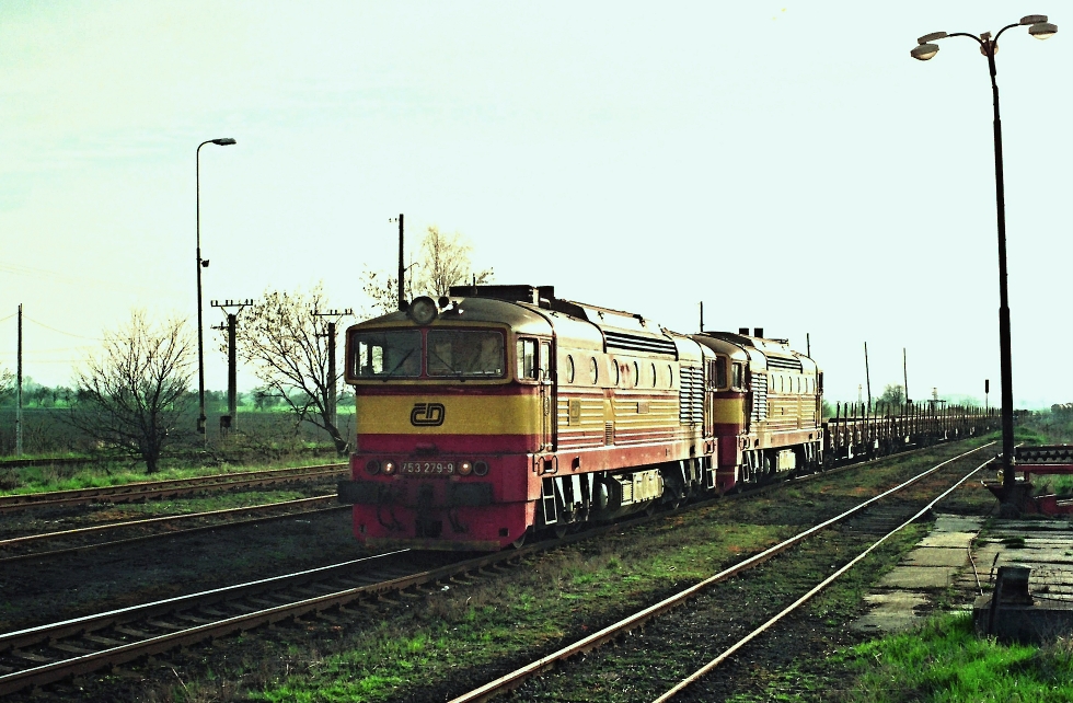 753 279-9