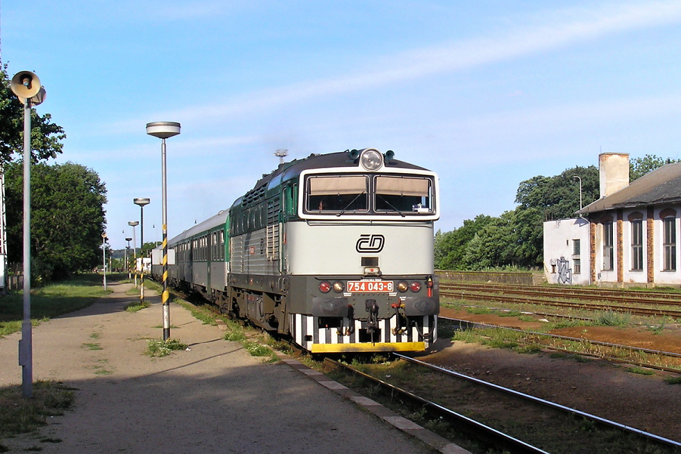 754 043-8