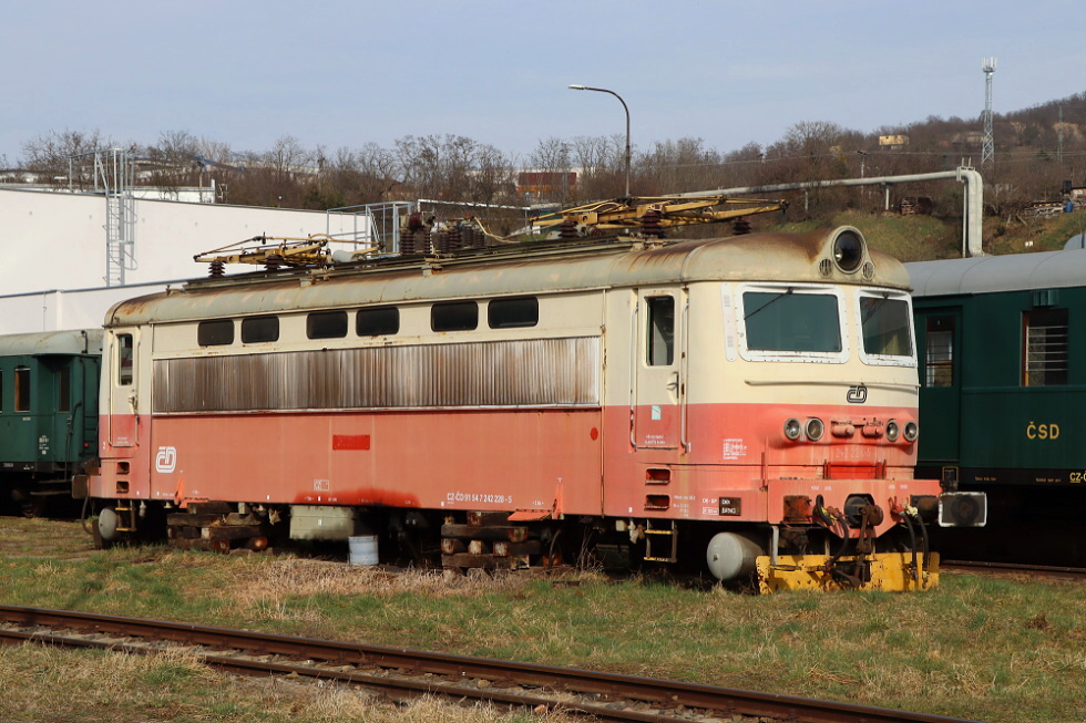 242 228-5