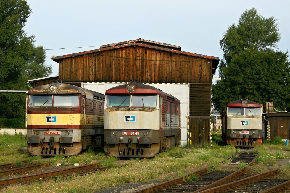 751 228-8